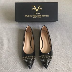 *NWT* black patent flats with gold detail